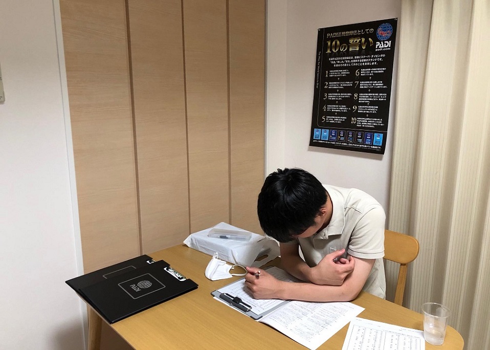 PADIダイブマスターコースで使用する講習教材クルーパック