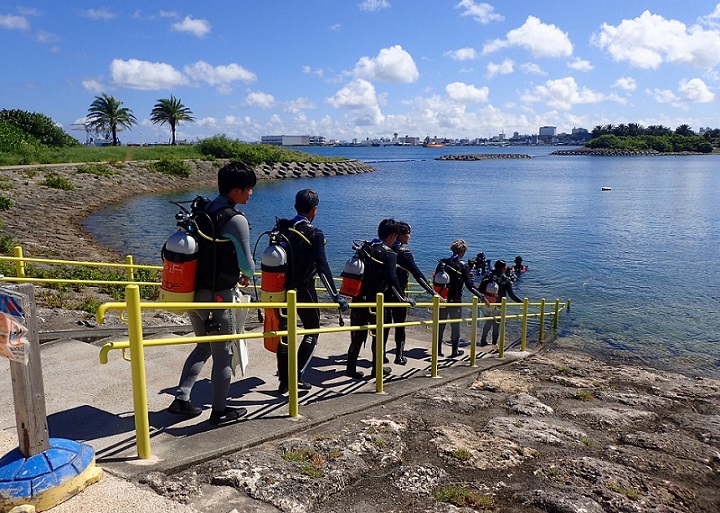 沖縄県那覇市内にある波の上うみそら公園(講習施設)は整備されているのでエントリー・エキジットが簡単