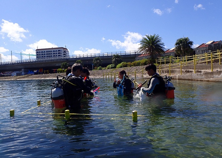 PADIダイブマスターコースの限定水域でのオープンウォーターダイバーコースのアシスト練習