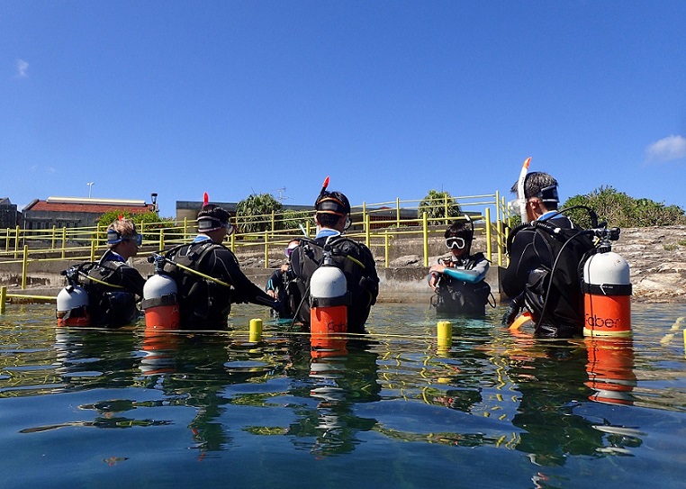 沖縄県那覇市内にある波の上うみそら公園(講習施設)の浅場でダイビングスキル練習を実施