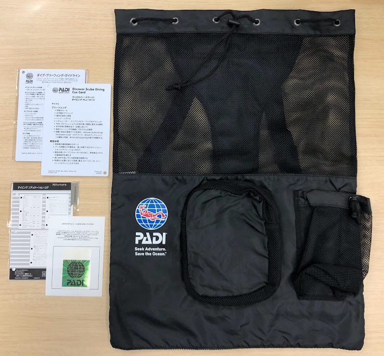 PADIダイブマスターコースで使用する講習教材クルーパック