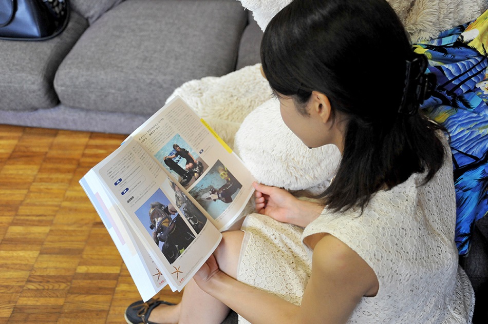 マニュアル教材をしようした事前学習の様子