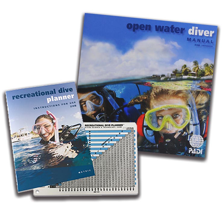 沖縄ダイビングライセンス講習専門店KAHANAが開催するPADIオープンウォーターダイバーコースはマニュアル教材での事前学習も可能です