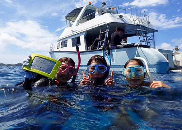 沖縄ダイビングライセンス講習専門店KAHANAでPADIオープンウォーターダイバーコースを修了した認定ダイバー