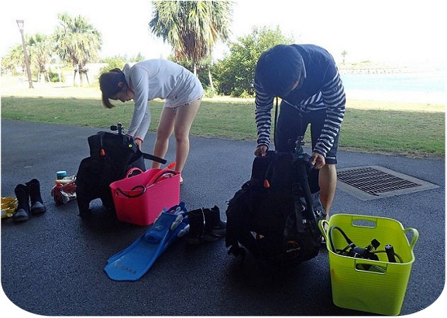 沖縄ダイビングライセンス講習専門店KAHANAが開催するPADIオープンウォーターダイバーコースのダイビング器材のセッティングの様子