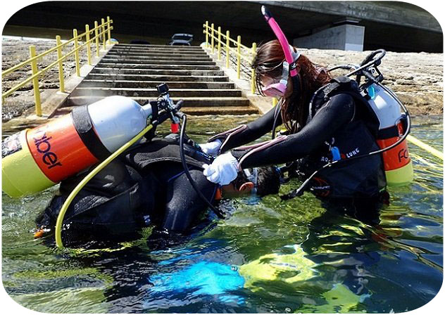 沖縄ダイビングライセンス講習専門店KAHANAが開催するPADIオープンウォーターダイバーコースの限定水域での呼吸練習の練習