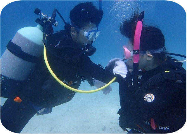 沖縄ダイビングライセンス講習専門店KAHANAが開催するPADIオープンウォーターダイバーコースのバックアップ空気源の練習