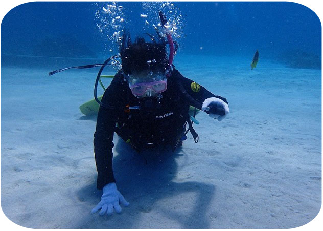 沖縄ダイビングライセンス講習専門店KAHANAが開催するPADIオープンウォーターダイバーコースの中性浮力(浮力コントロール)の練習