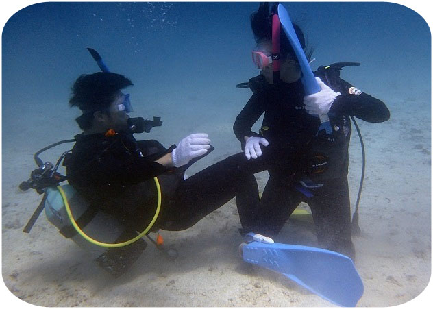 沖縄ダイビングライセンス講習専門店KAHANAが開催するPADIオープンウォーターダイバーコースのトラブル対応(足が吊った時の治し方)の練習