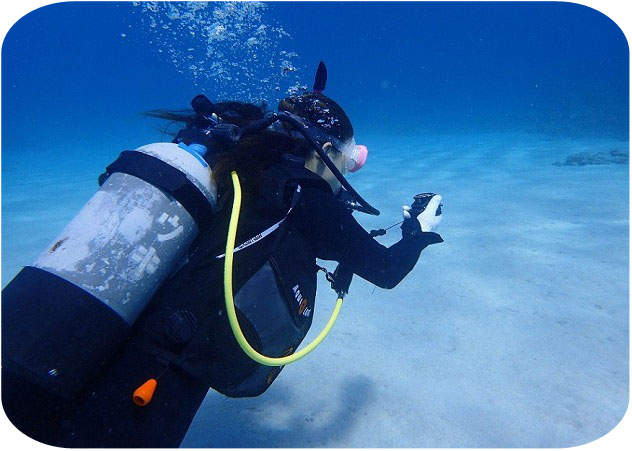 沖縄ダイビングライセンス講習専門店KAHANAが開催するPADIオープンウォーターダイバーコースのコンパスナビゲーションの練習