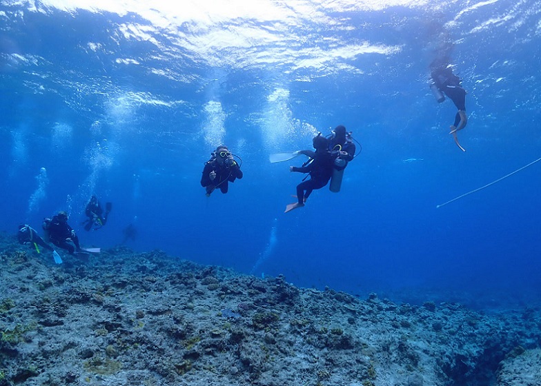 沖縄ダイビングライセンス講習専門店KAHANAが開催するPADIレスキューダイバーコースのレスキューシナリオの様子