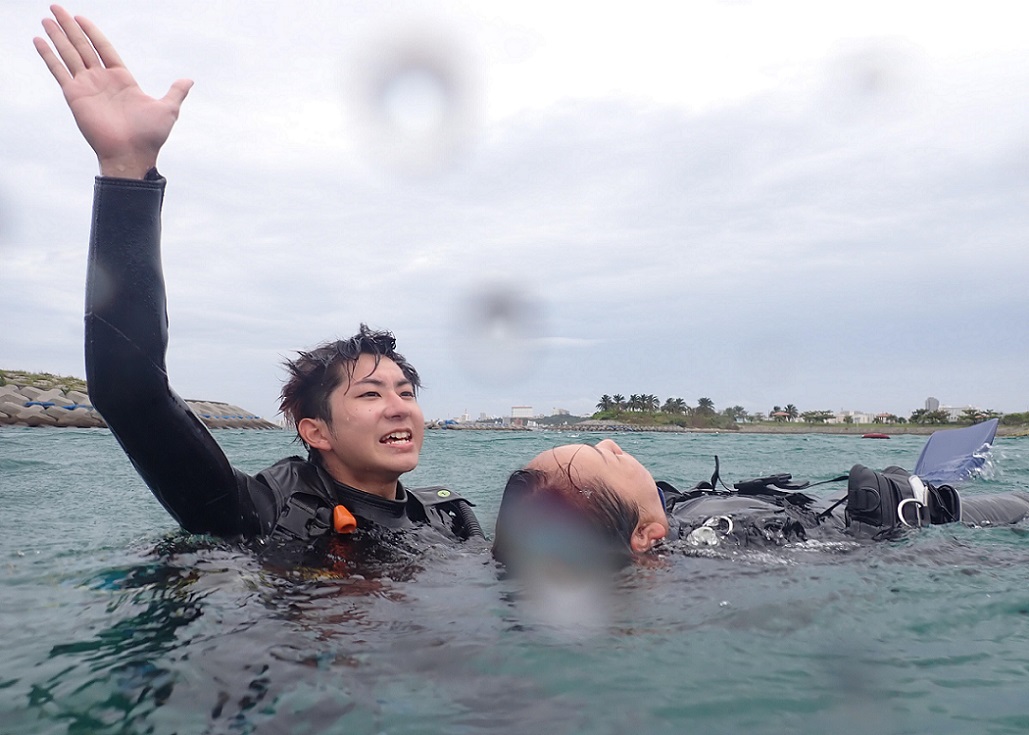 沖縄ダイビングライセンス講習専門店KAHANAが開催するPADIレスキューダイバーコースのスキル「レスキュー呼吸と器材脱走」の様子
