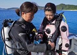 沖縄ダイビングライセンス講習専門店KAHANAが開催するPADIドライスーツダイバーSP