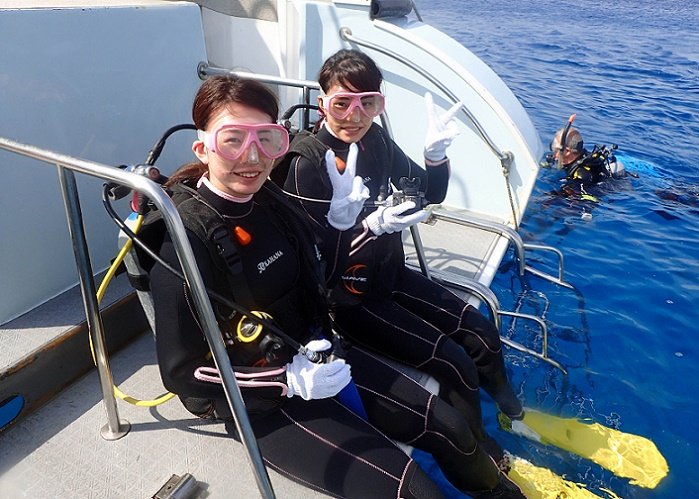 慶良間半日体験ダイビング ダイビング器材を装着して準備開始