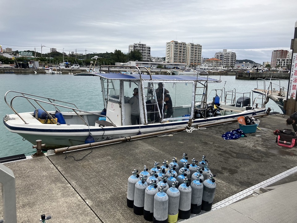 沖縄県北谷町にある浜川漁港のダイビングボート