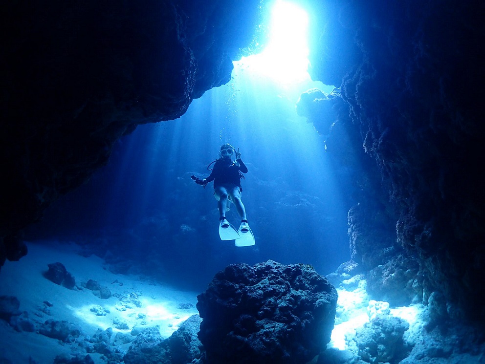 沖縄ダイビングショップKAHANAが開催する糸満ダイビングポイント「喜屋武岬灯台下」は光のカーテンがとても綺麗です