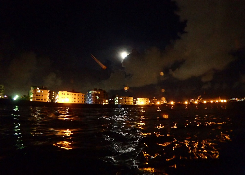 沖縄本島中部にある北谷町砂辺でのナイトダイビングは夜景も綺麗です