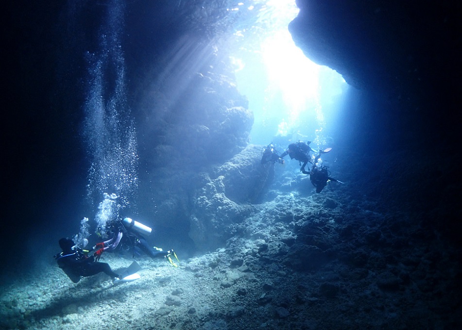 青の洞窟の光のカーテンはとても綺麗