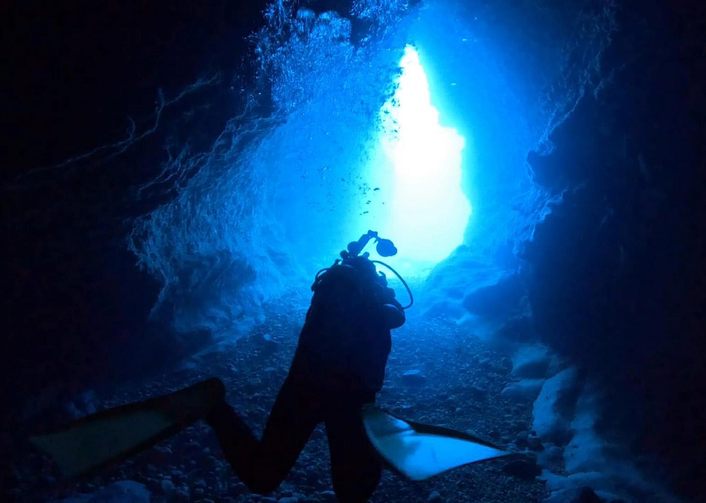 沖縄ダイビングショップKAHANAが開催する渡名喜島遠征便で開催したブルーホールの写真です