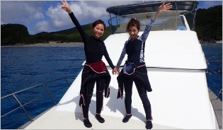 沖縄ダイビングショップKAHANAの常連様の記念写真